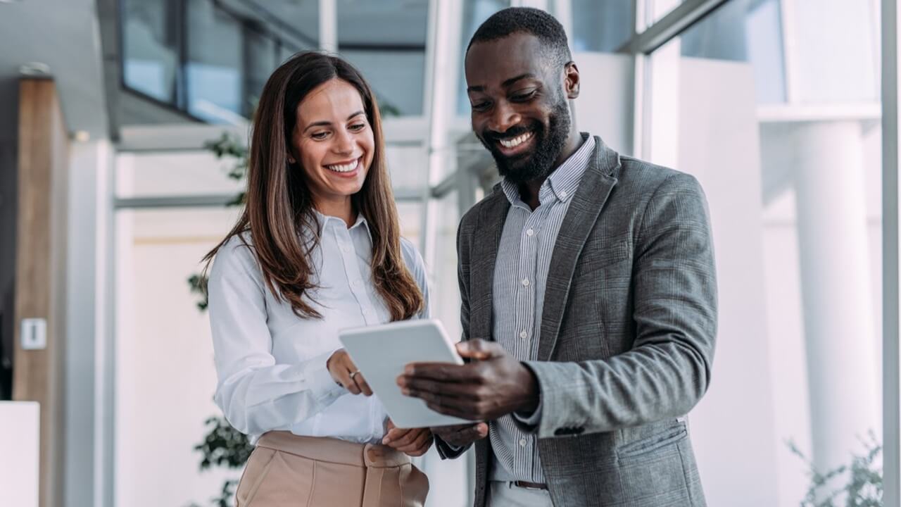 Zwei Berater mit Tablet in der Hand besprechen sich