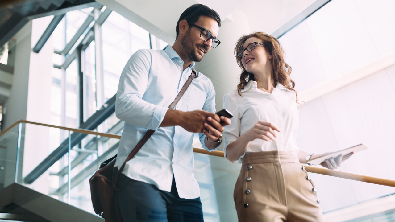 Zwei Berater auf Treppe