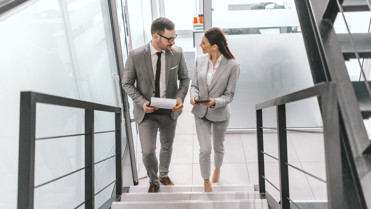Zwei Berater auf Treppe von oben