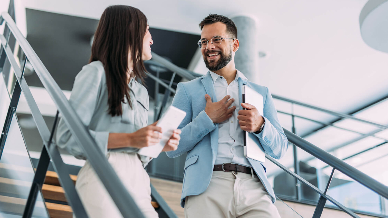 Zwei Berater auf Treppe von unten