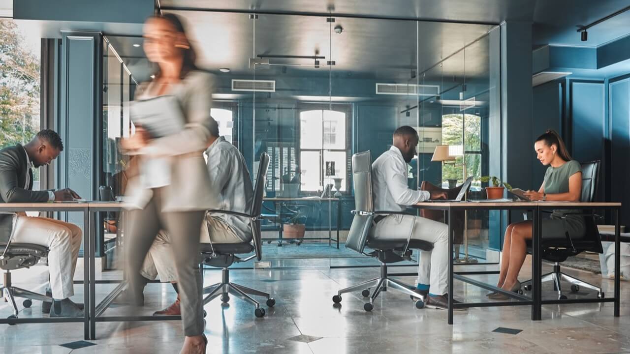 Berater arbeiten in modernem Büro