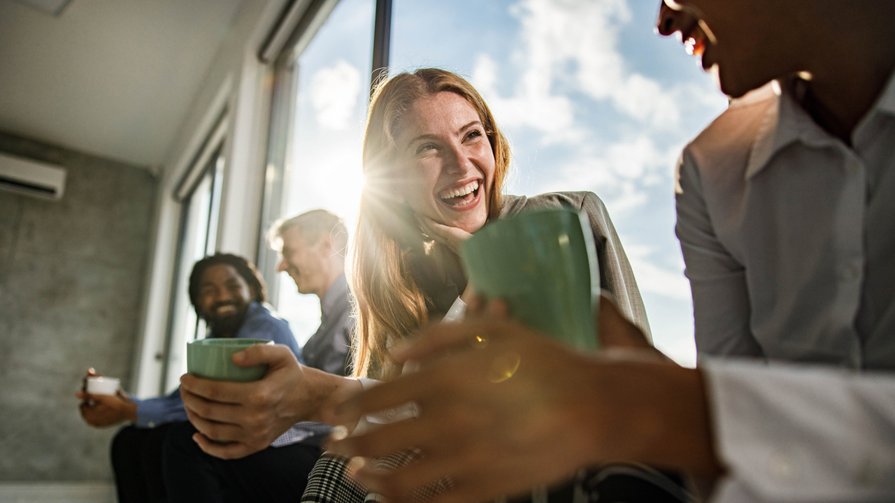 Junge Menschen netzwerken mit Kaffee in der Hand